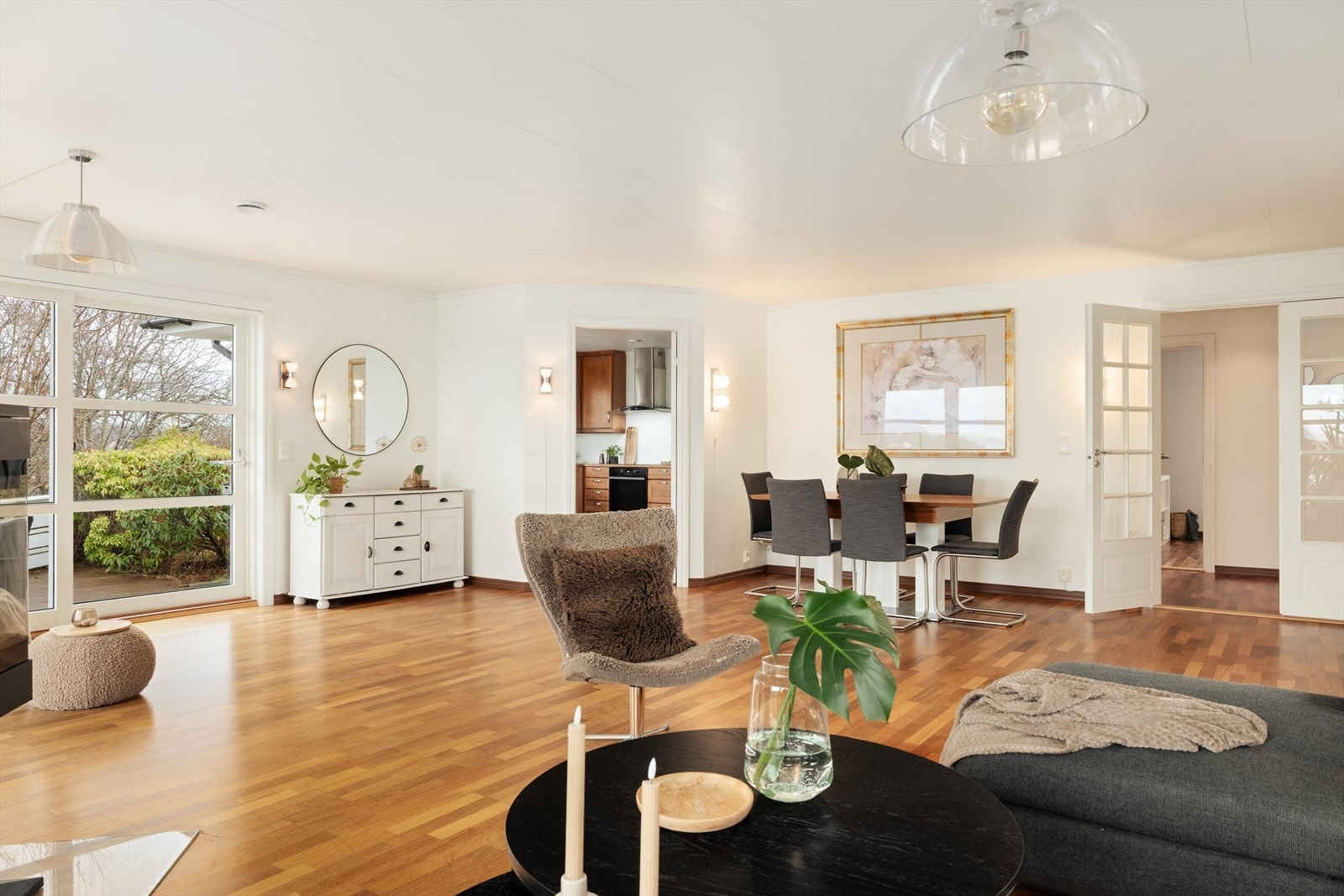 Stuens store vindusflater sikrer godt med naturlig lysinnslipp. Galleribilde