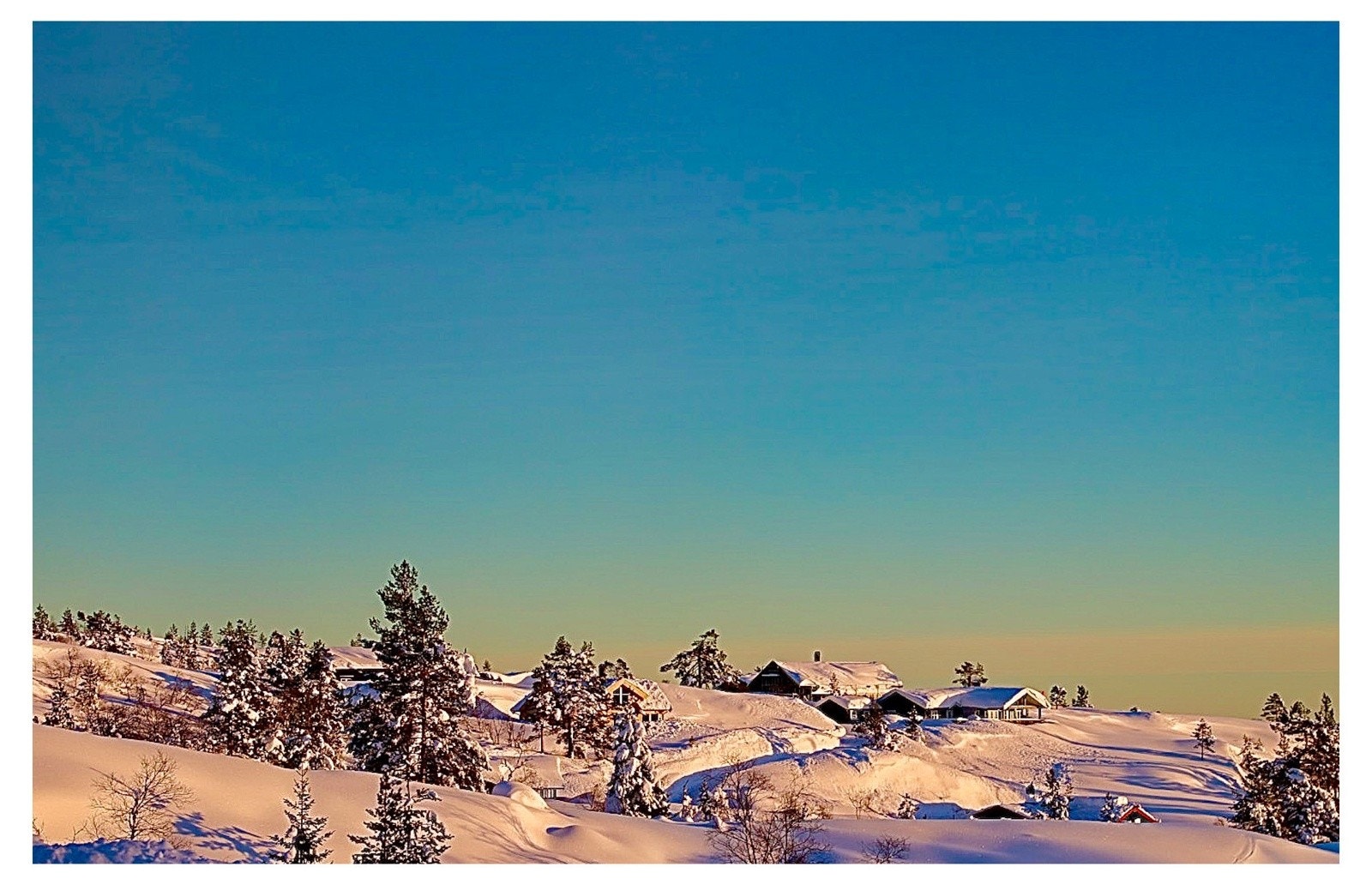 Vinterstemning i fjellet, med snødekt landskap og fine forhold for vinteraktiviteter. Galleribilde