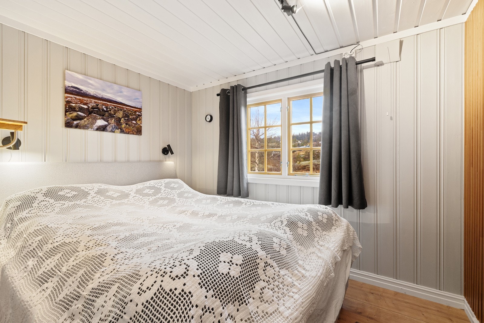 Hytta har tre soverom med plass til soveinnredning etter behov. Soverom 1 Galleribilde