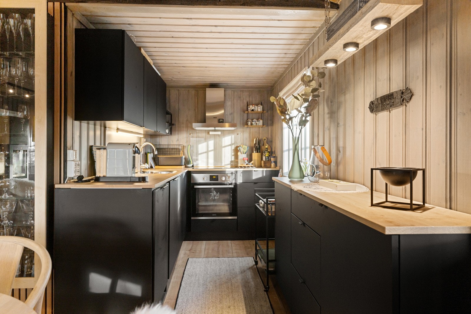 Kjøkkenet har glatte fronter og laminat benkeplate, samt integrerte hvitevarer bestående av kjøleskuff, oppvaskmaskin, induksjonstopp og stekeovn. Galleribilde