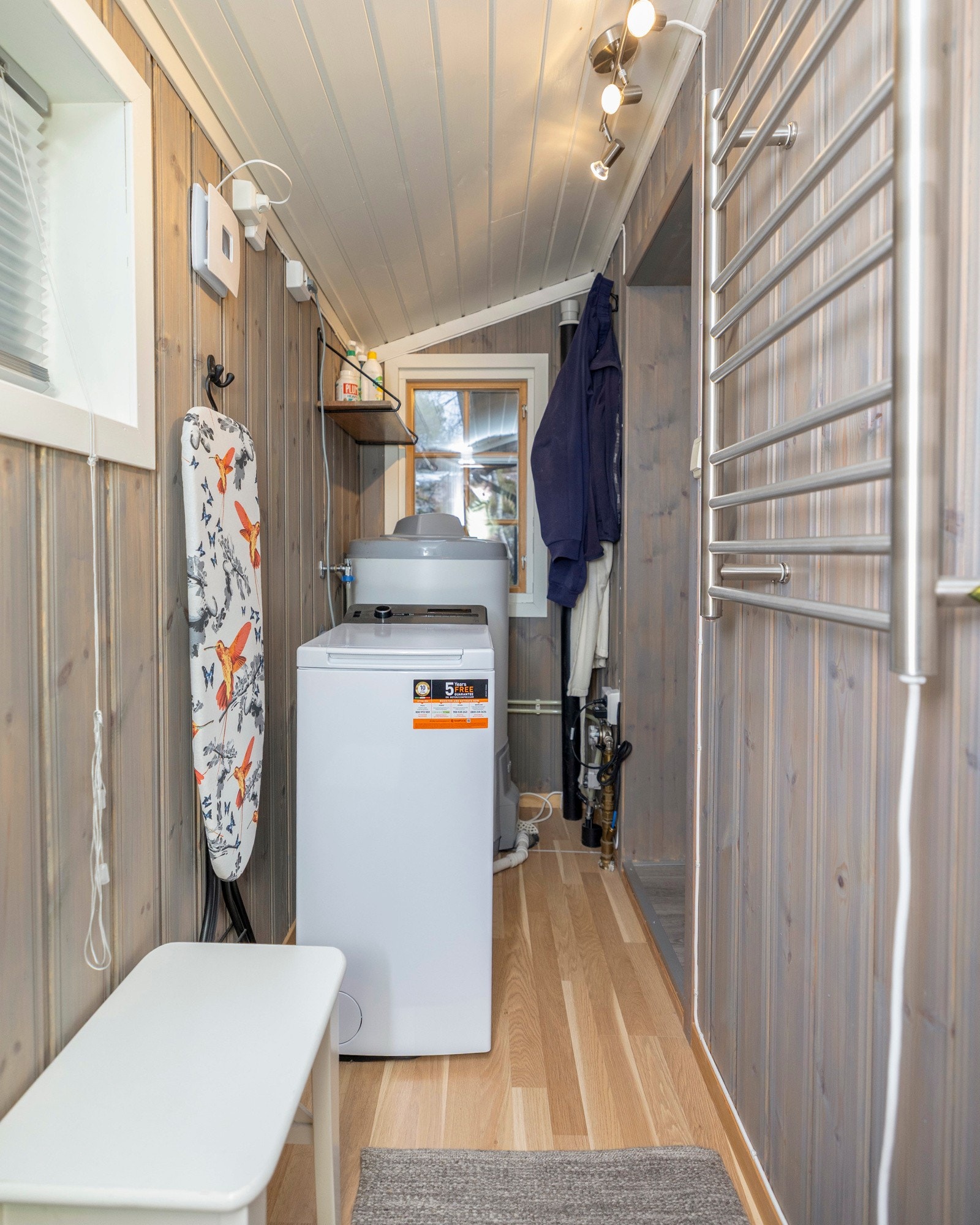 Rommet er innredet med opplegg for vaskemaskin, varmtvannsbereder og elektrisk håndkletørker. Galleribilde