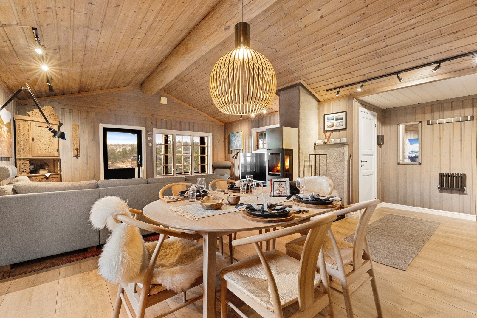 Store vindusflater gir godt lysinnslipp, og rommet har god plass til både sofagruppe og romslig spisebord. Galleribilde