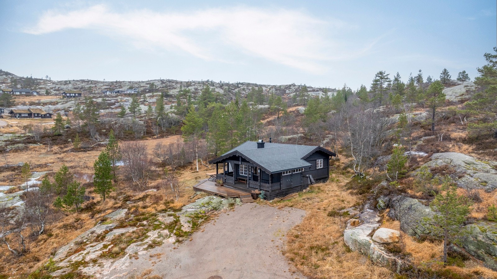 Frittliggende beliggenhet med god avstand til naboer og naturen som nærmeste omgivelse. Galleribilde