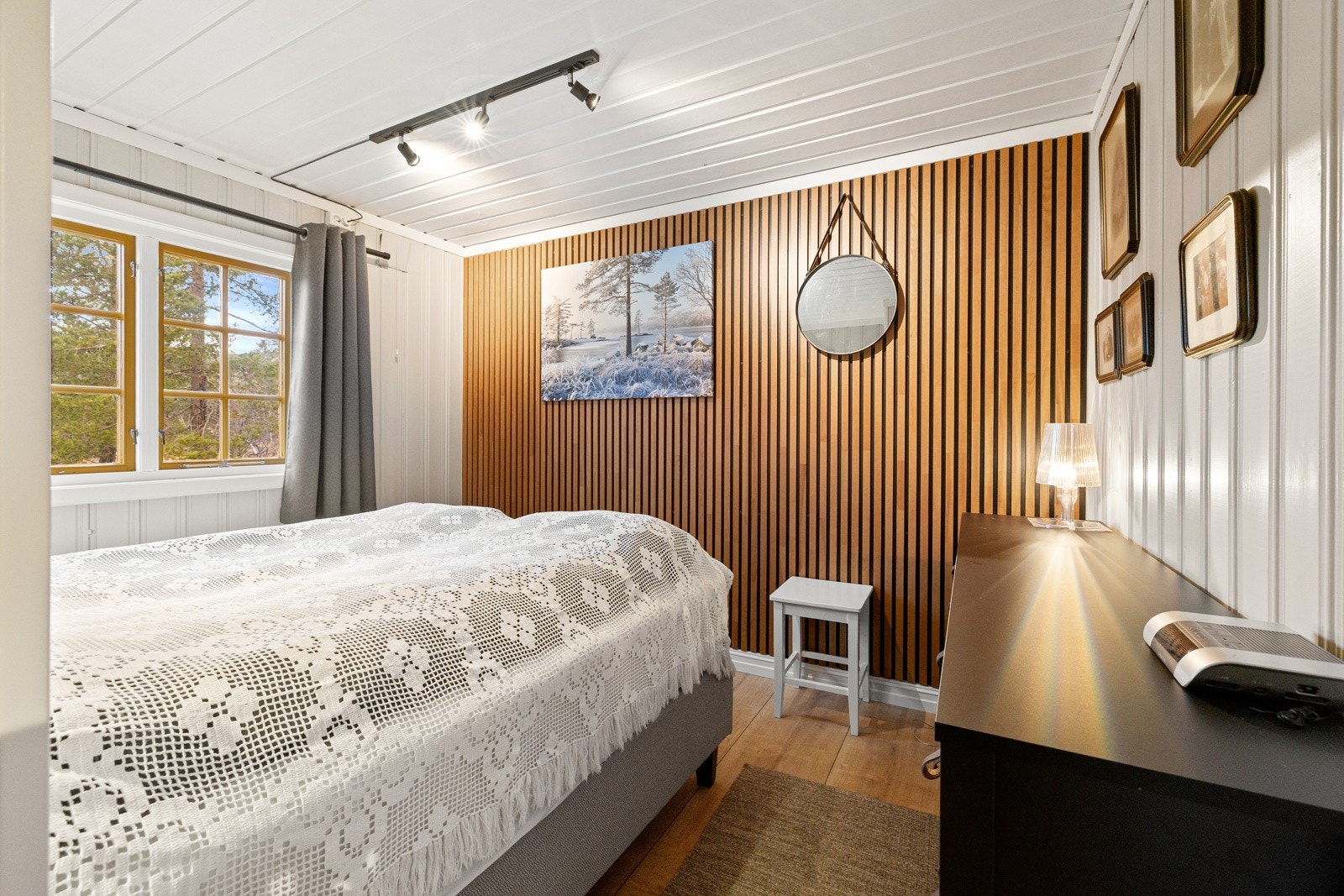 Hovedsoverommet er romslig og har god plass til dobbeltseng. Galleribilde