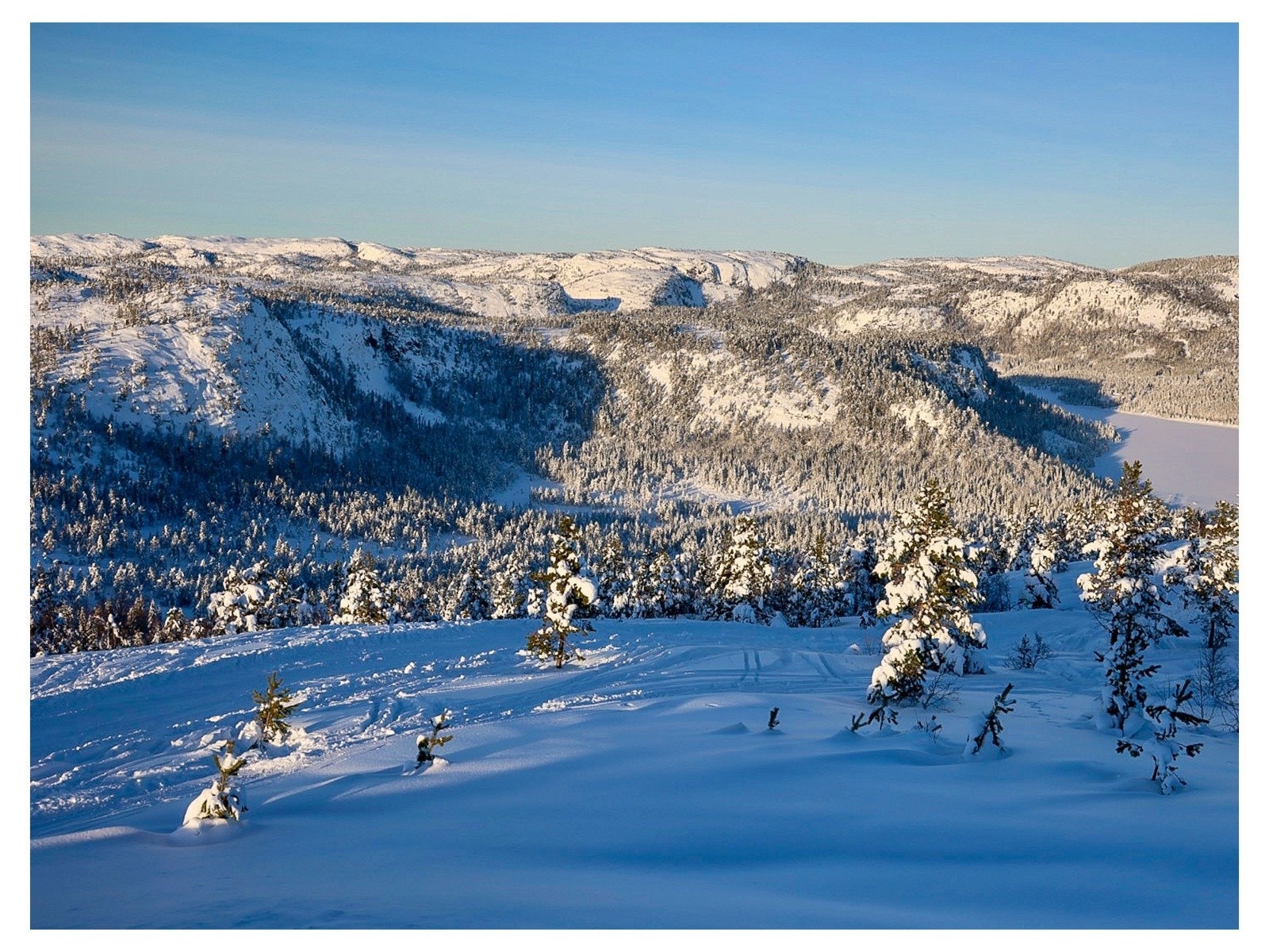 Vinterstemning i fjellet, med snødekt landskap og rolige omgivelser. Galleribilde