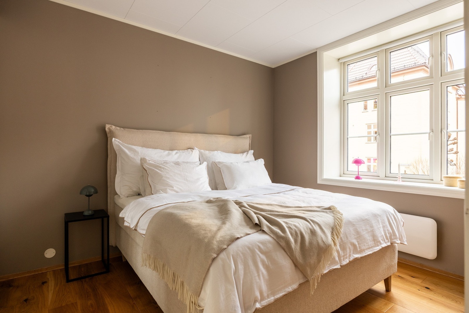 Leilighetens soverom er av god størrelse med plass til stor dobbelseng. Galleribilde