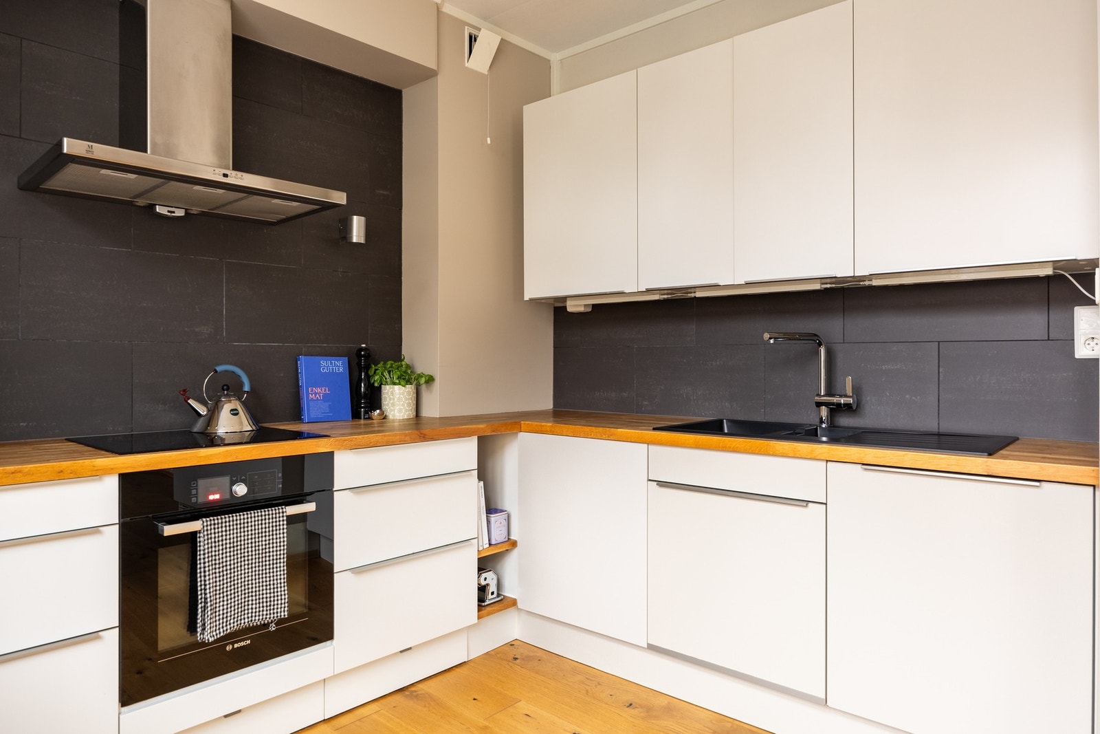 Moderne kjøkkeninnredning fra 2016 med hvite slette fronter. Galleribilde