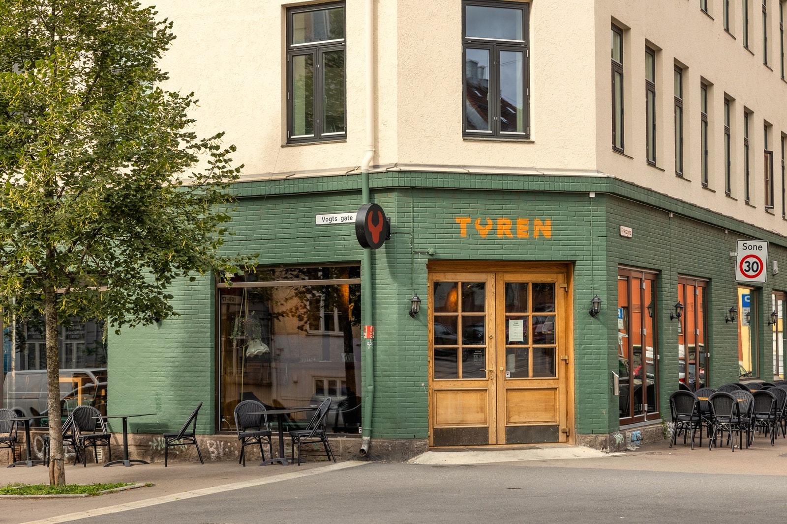 Tyren Torshov tilbyr italiensk Pizza, burger, salater og tapas med god øl/vin. Galleribilde