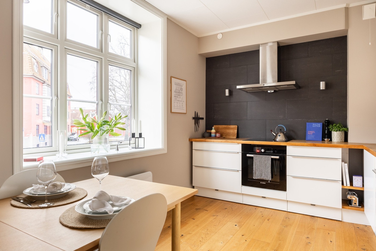 Mekanisk kjøkkenventilator tilknyttet avtrekkskanal. Galleribilde