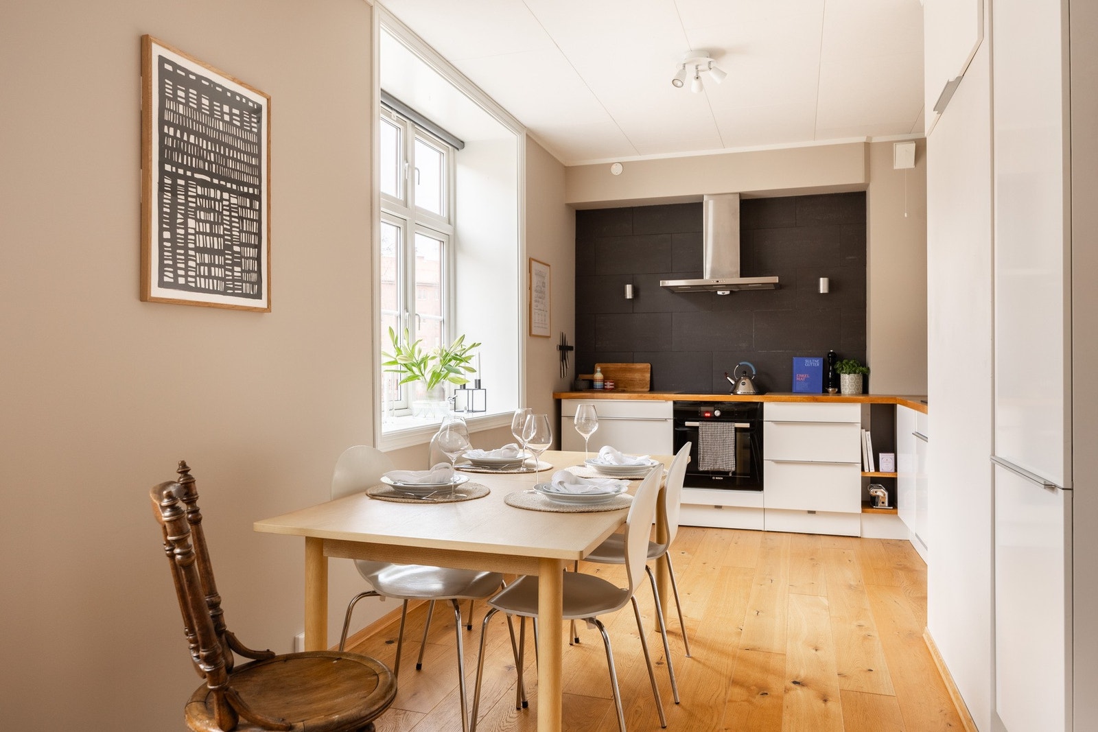 Sosialt og luftig kjøkken med praktiske løsninger samt godt med både skap- og benkeplass. Galleribilde