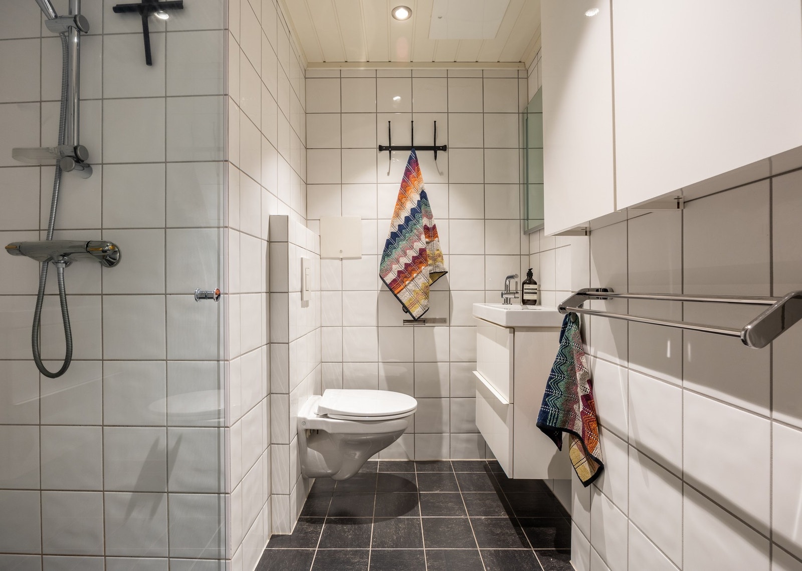 Stor dusjnisje med innfellbar glassdør. Galleribilde