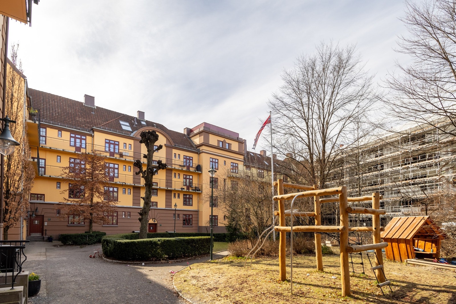Populær bygård fra 1900-tallet med pen arkitektur. Galleribilde