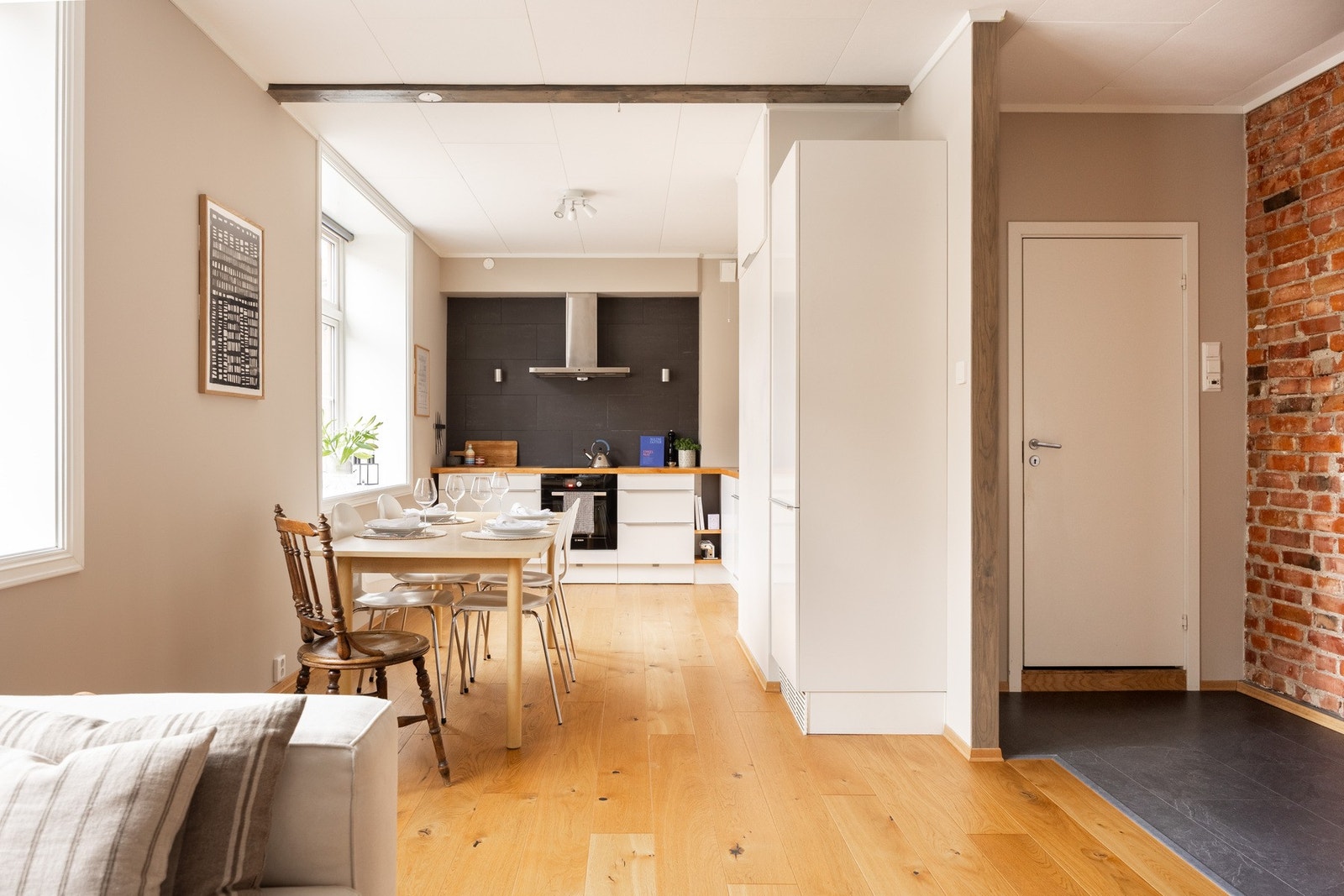 Praktisk åpen kjøkkenløsning vendt mot stue som skaper en lun atmosfære. Galleribilde