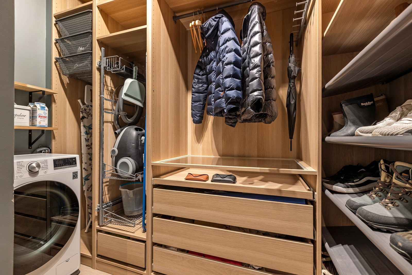 Innenfor speildøra i gangen, finner man et meget praktisk bodrom med Pax skap fra topp til bunn samt opplegg for kombi vask&tørk, med waterstop. Denne medfølger. Galleribilde