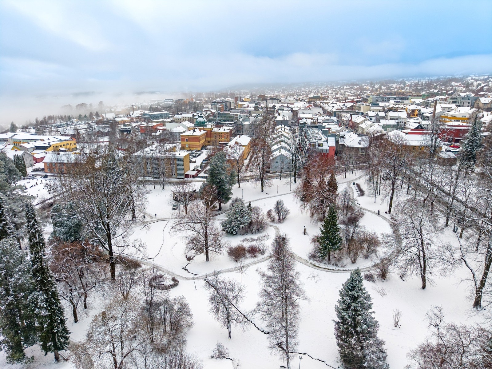 Populære Søndre Park med uteservering om sommeren, ligger rett sør for leiligheten Galleribilde