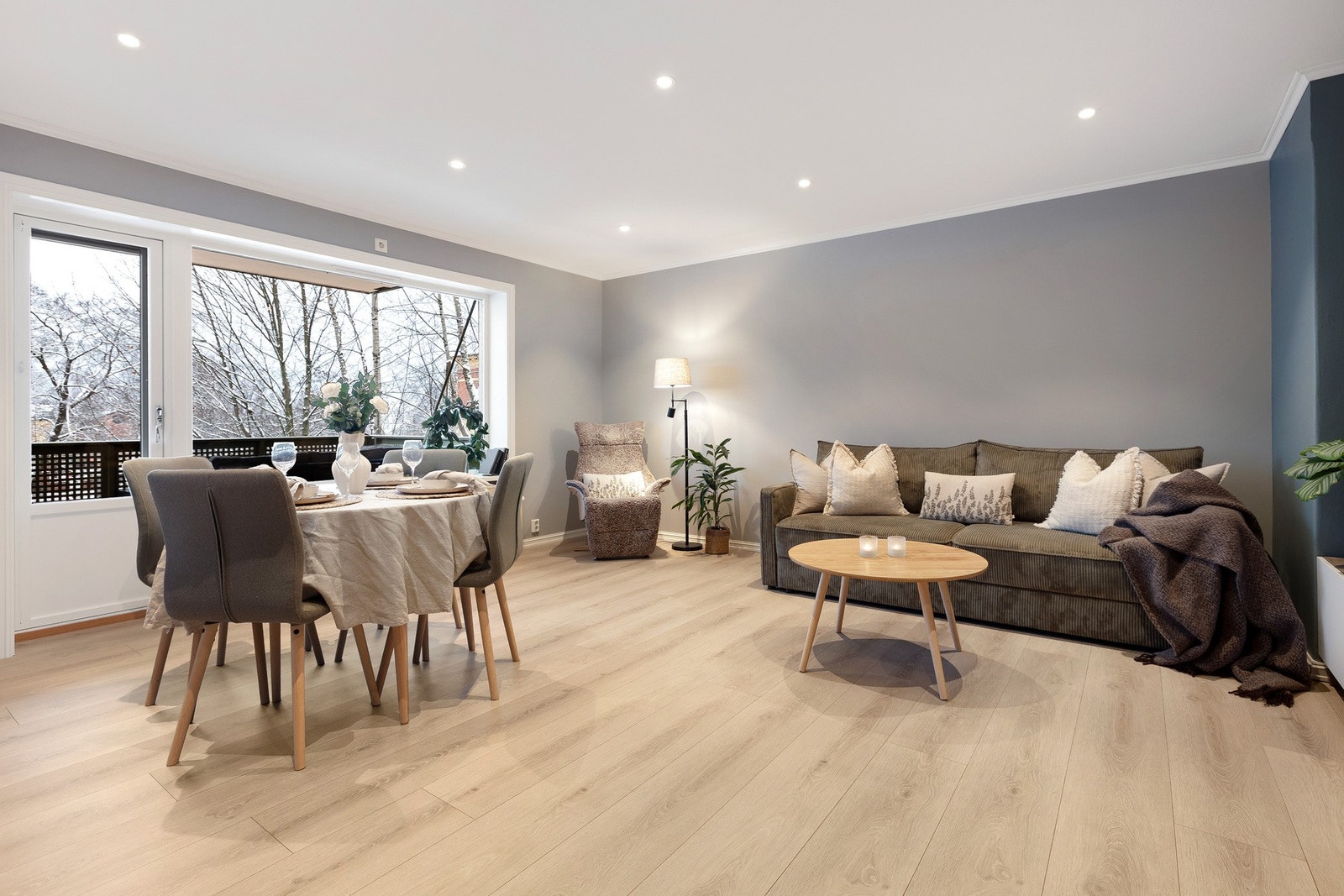 Lys og innbydende stue med walls to paint vegger, godt med belysning via downlights i tak Galleribilde