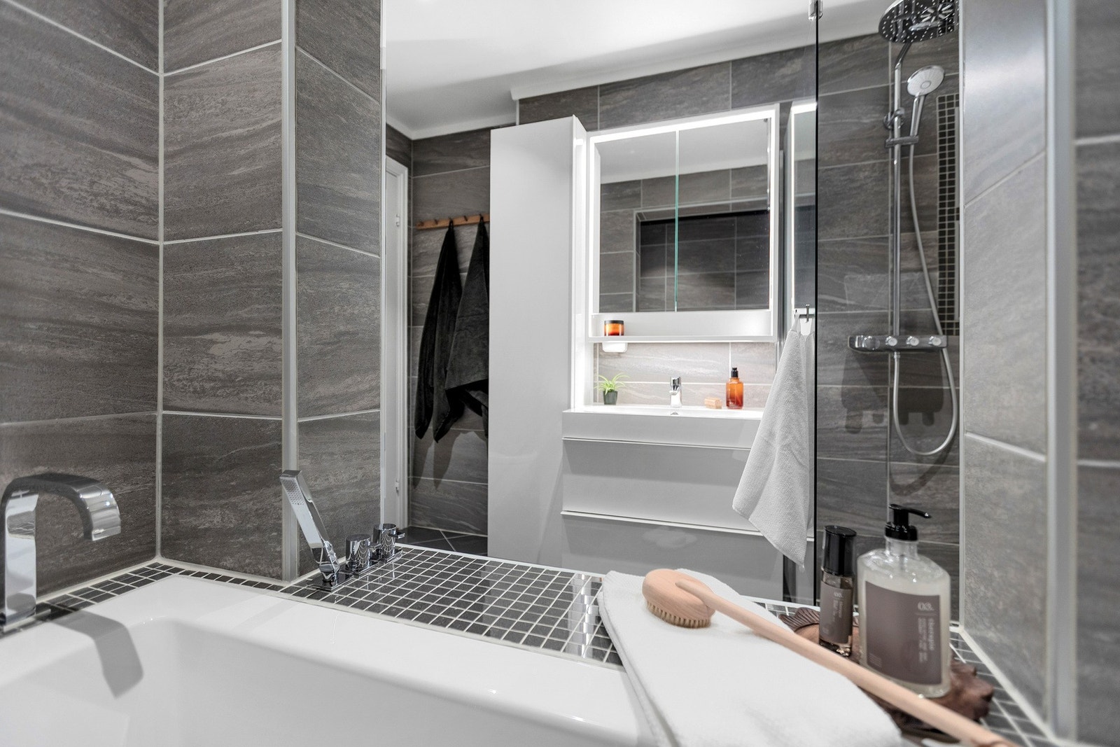 Innredningen med hel servant og skuffer, langskap samt speilskap med belysning. Galleribilde