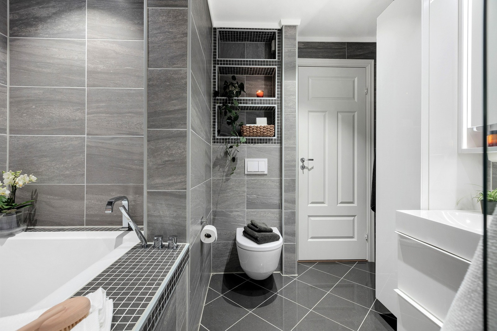 Innfelte og praktisk hyller for oppbevaring Galleribilde