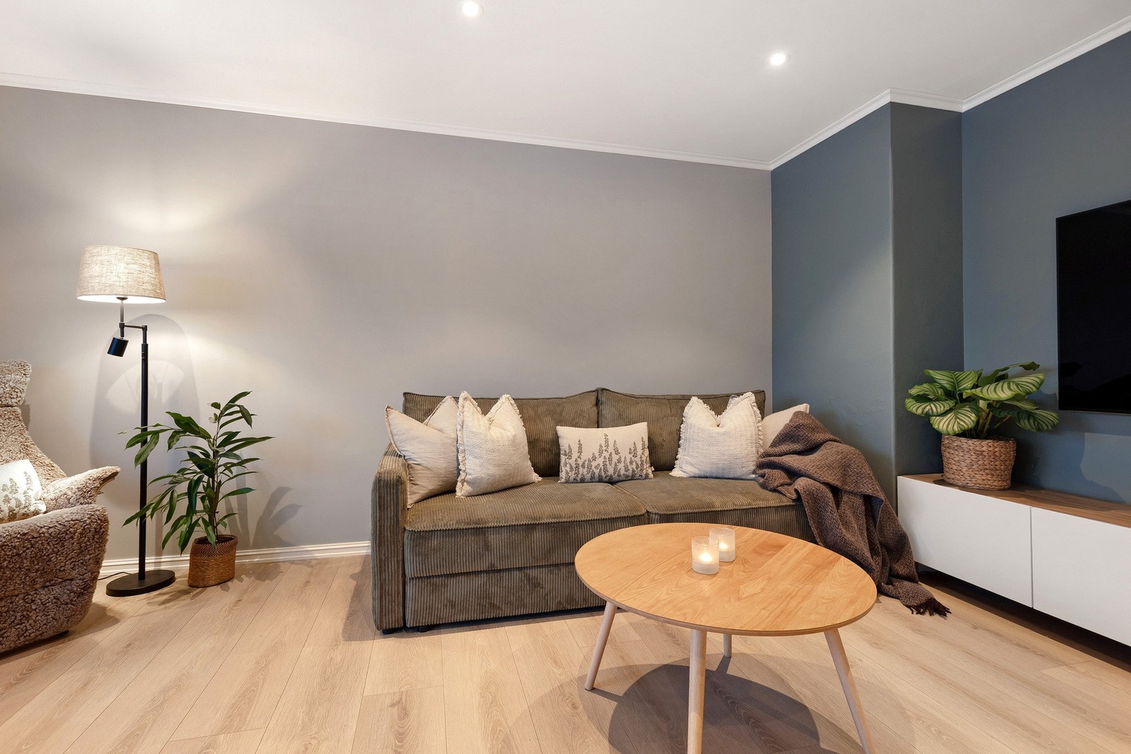 Malt i moderne farger og nytt slitesterkt laminatgulv Galleribilde