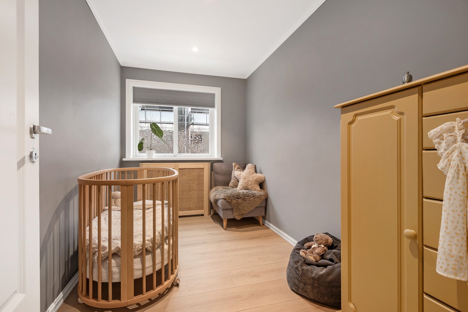 Soverom II er litt mindre enn hovedsoverommet og man ser også at radiatorene her er bygget inn. Galleribilde