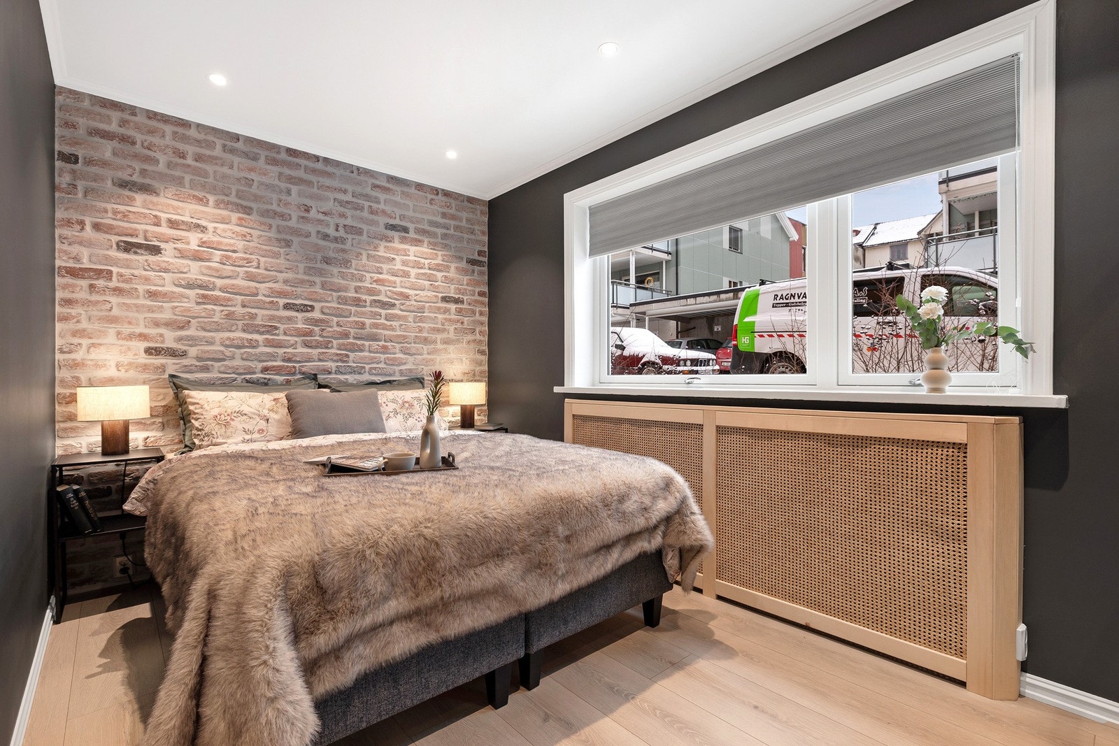 Hovedsoverommet vender inn mot Grønstads gate. Samme stil som resten av leiligheten. Galleribilde