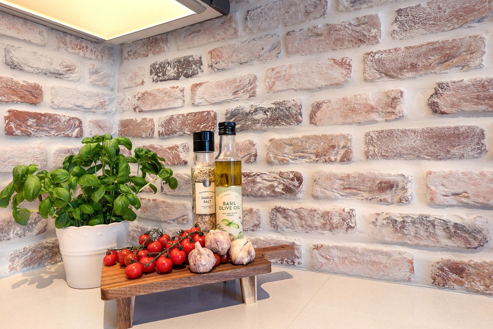 Stilig teglstein på veggen. Det samme som er på en vegg, hovedsoverom. Galleribilde