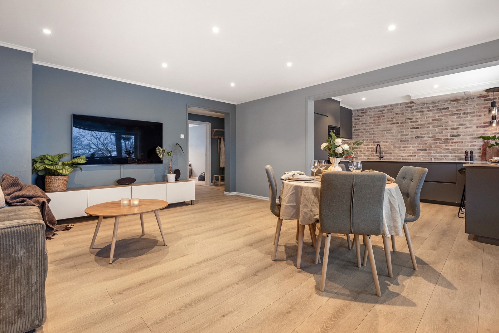 Åpen løsning mot spisestue og stue Galleribilde