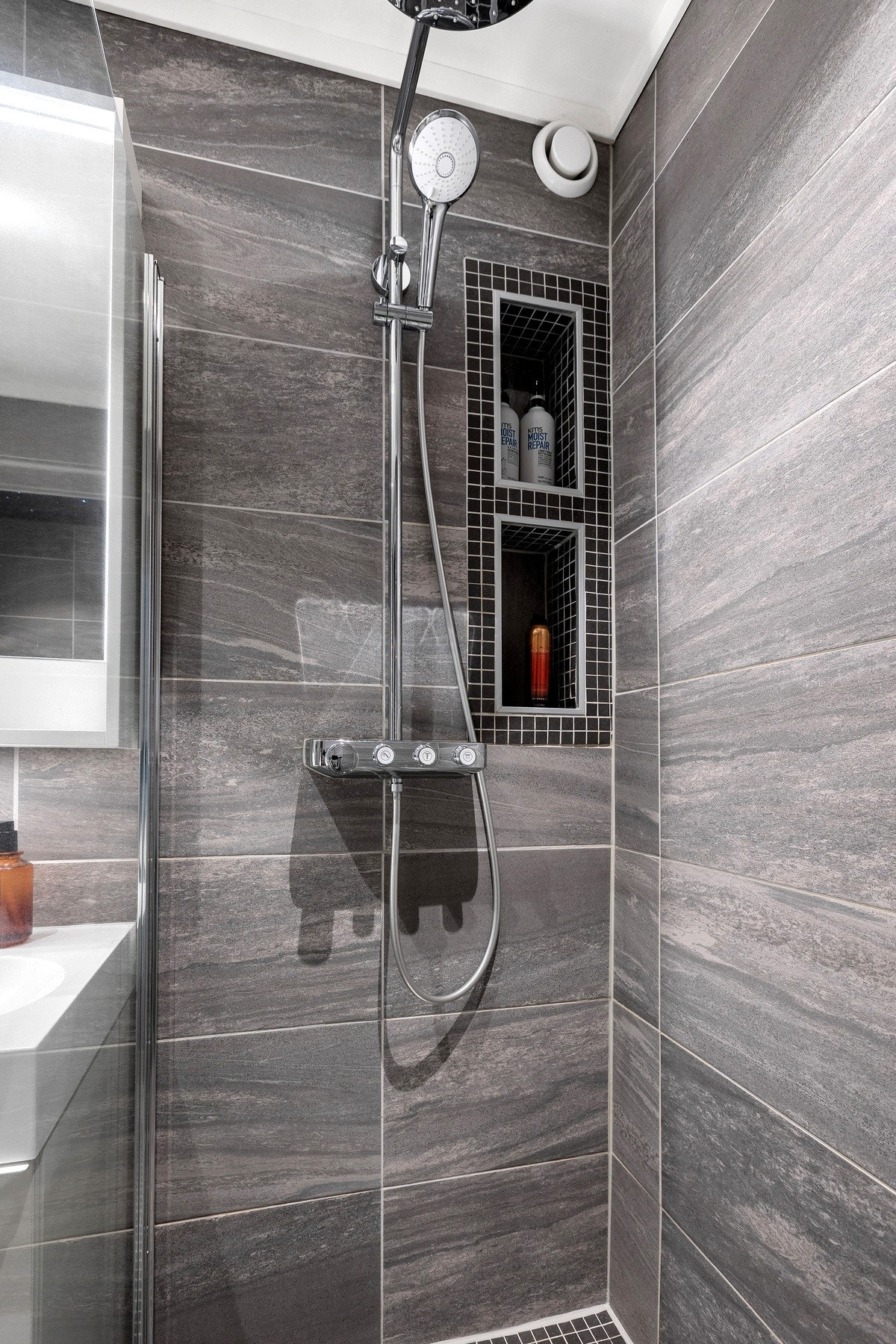 I dusjnisjen er det også hyller - praktisk for feks shampo og såpe Galleribilde