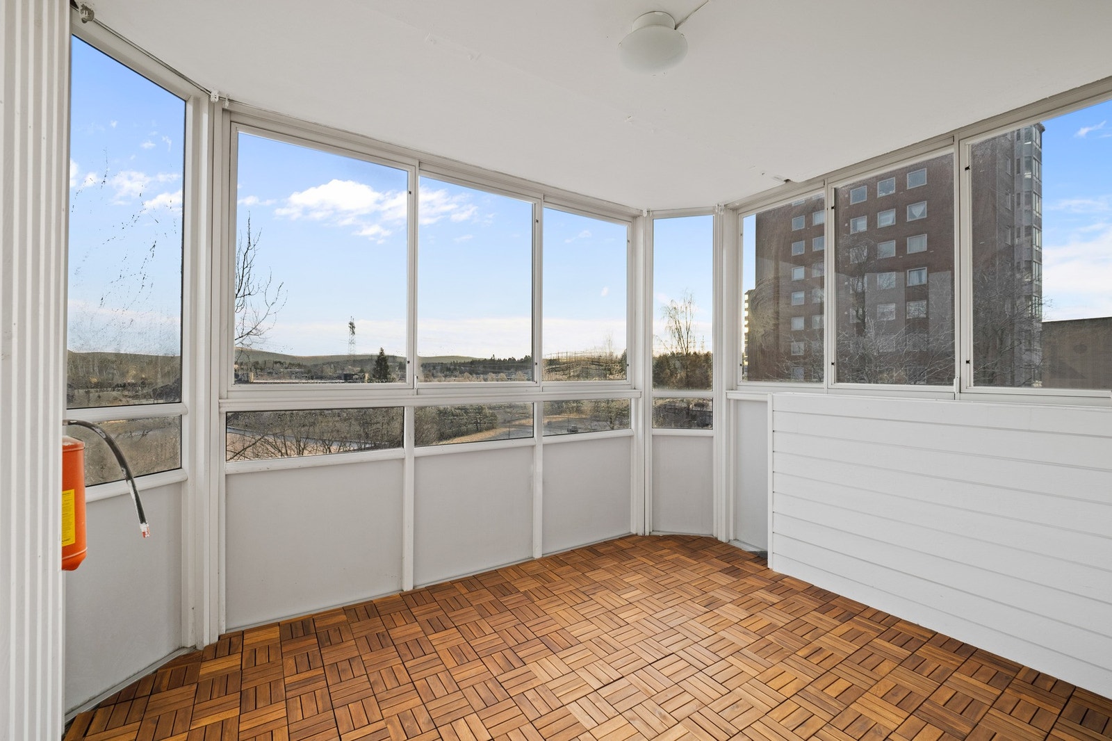 Den innglassede bakongen er på ca. 9 kvm med fin utsikt mot nærområdet. Galleribilde