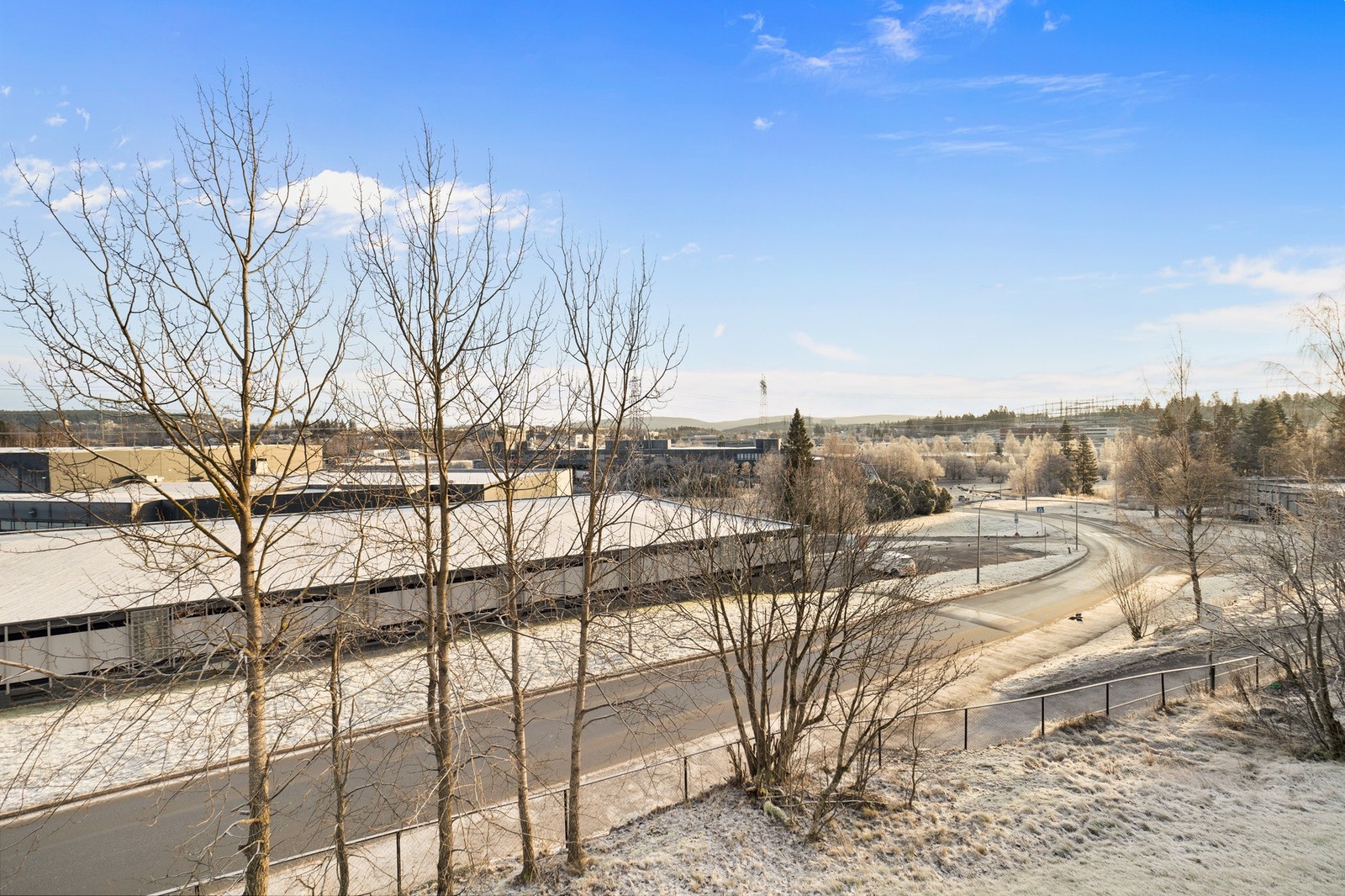 Parkeringsplass i felles garsjeanlegg. Galleribilde