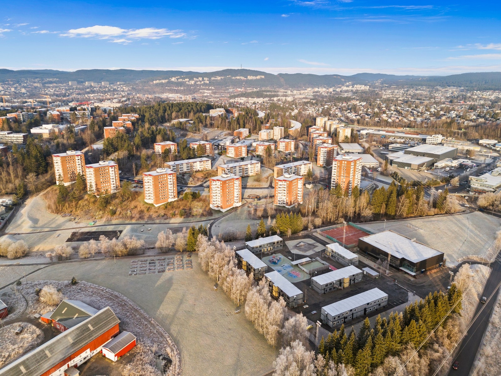 Karihaugen har kort vei til E6 og en kort kjøretur unna ligger både Metro og Triaden senter. Galleribilde