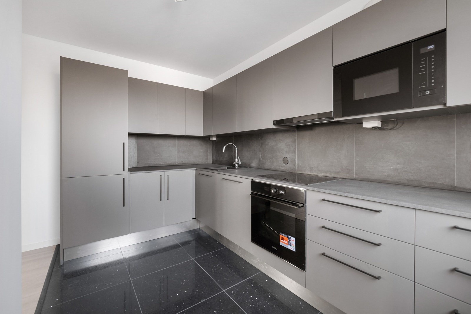 Kjøkken i moderne fargevalg og stilig utførelse. Galleribilde