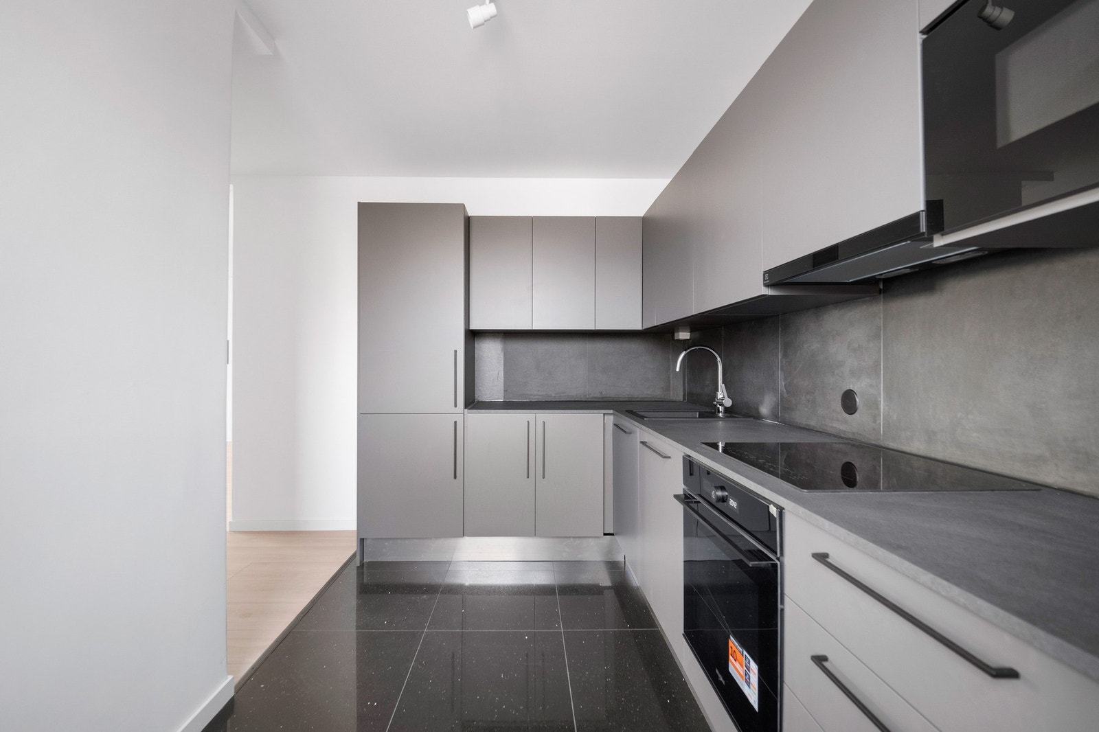 Kjøkkenet har mye benkeplass og gode flater for matlagning. Galleribilde