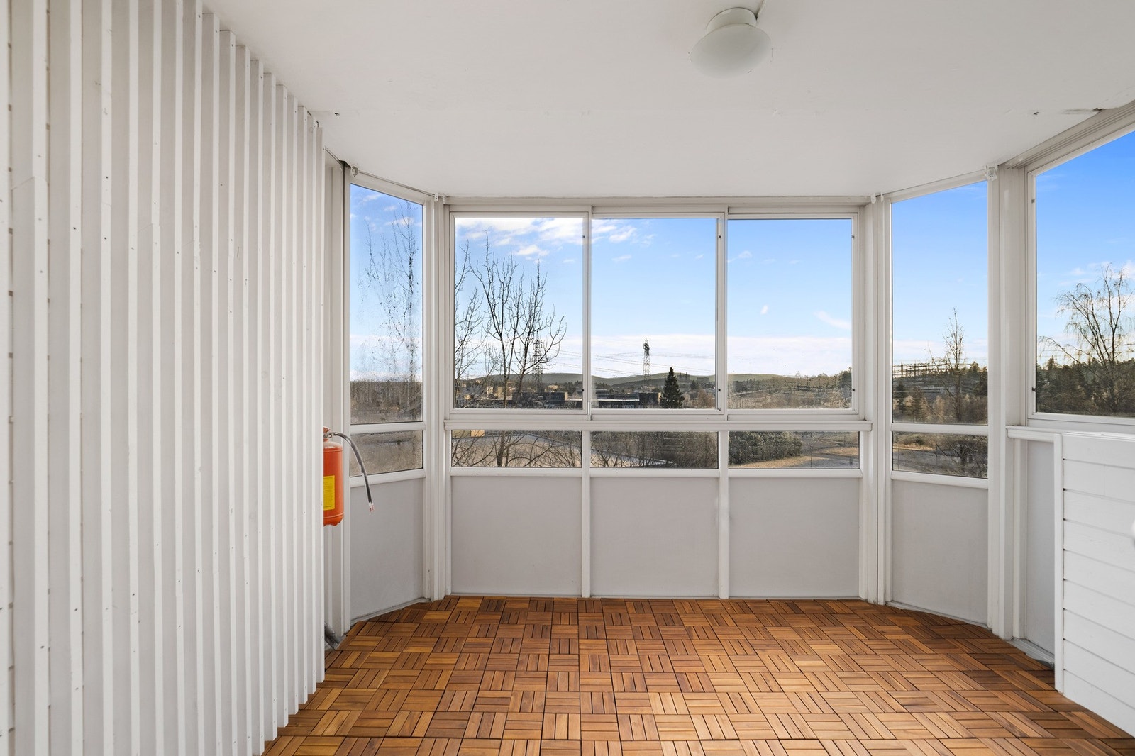 Leiligheten har en deilig sydøstvendt balkong med tregulv og utestikk. Galleribilde