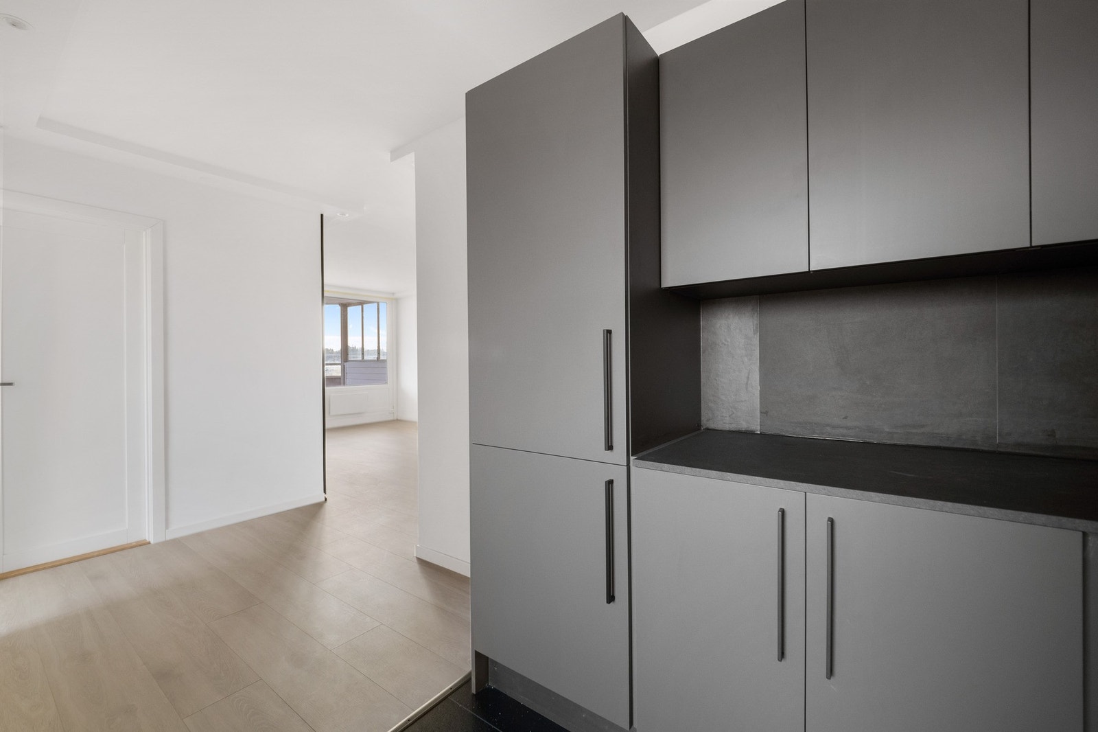 kjøkkenet er delvis åpent mot mellomgang og stue som gir godt med lys og luft. Galleribilde