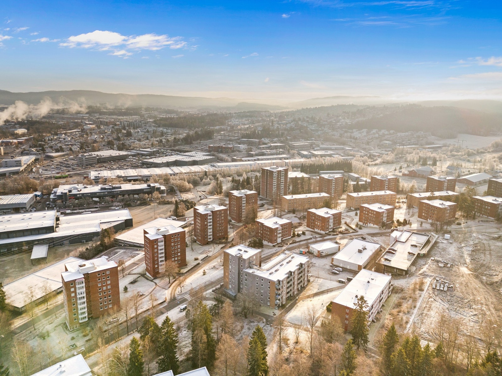 Det er gode adkomstmuligheter med bil og gangveier for gående i området, som gjør området enkelt å ferdes rudt i. Galleribilde