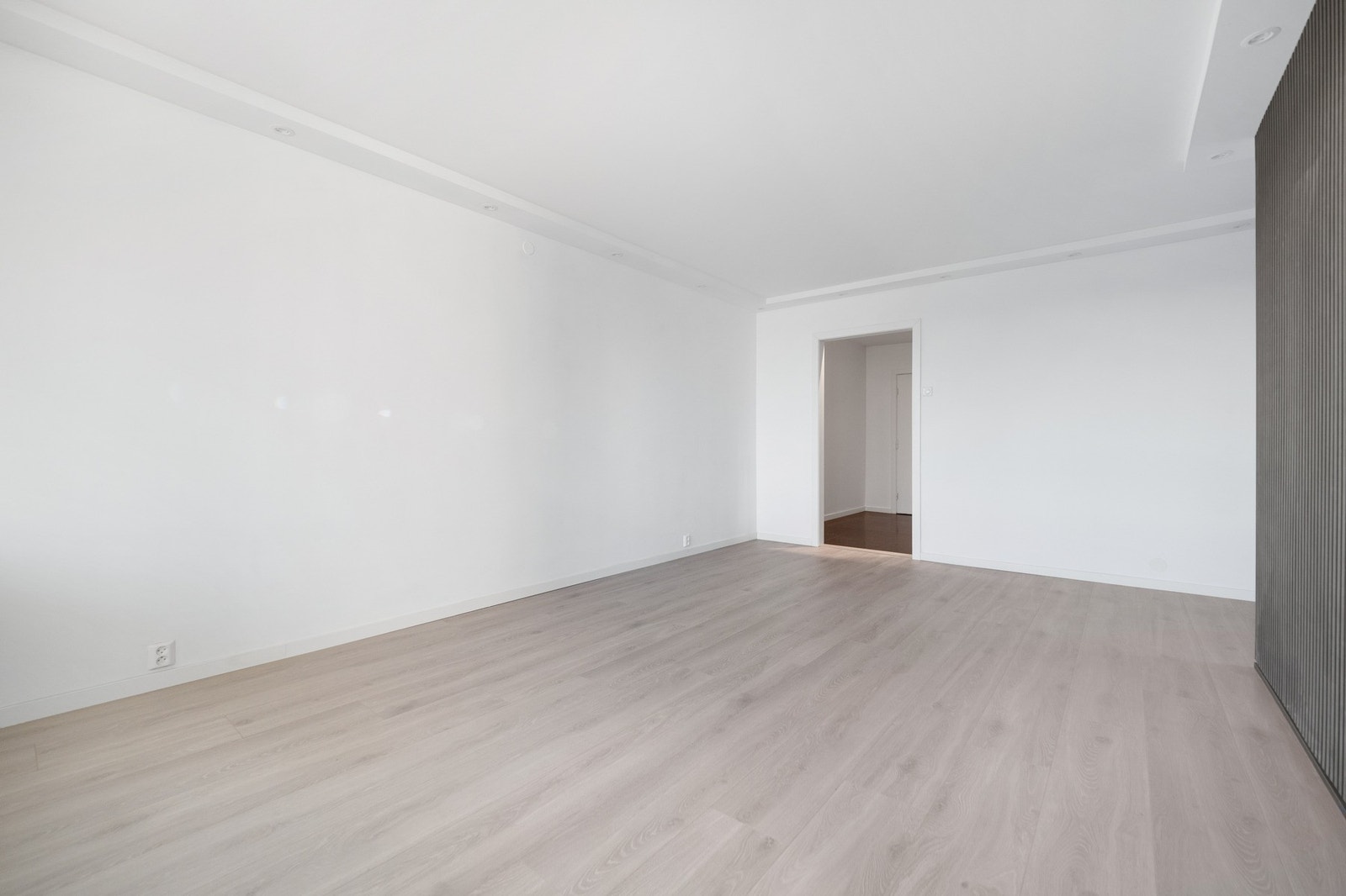 Stuen er lys og har plass til spisebord og sofa. Galleribilde