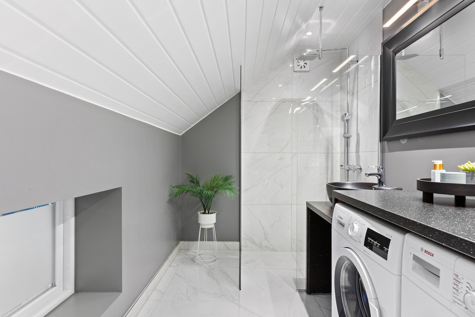 Dette lekre badet fra 2021 kombinerer moderne design med praktiske løsninger. Galleribilde