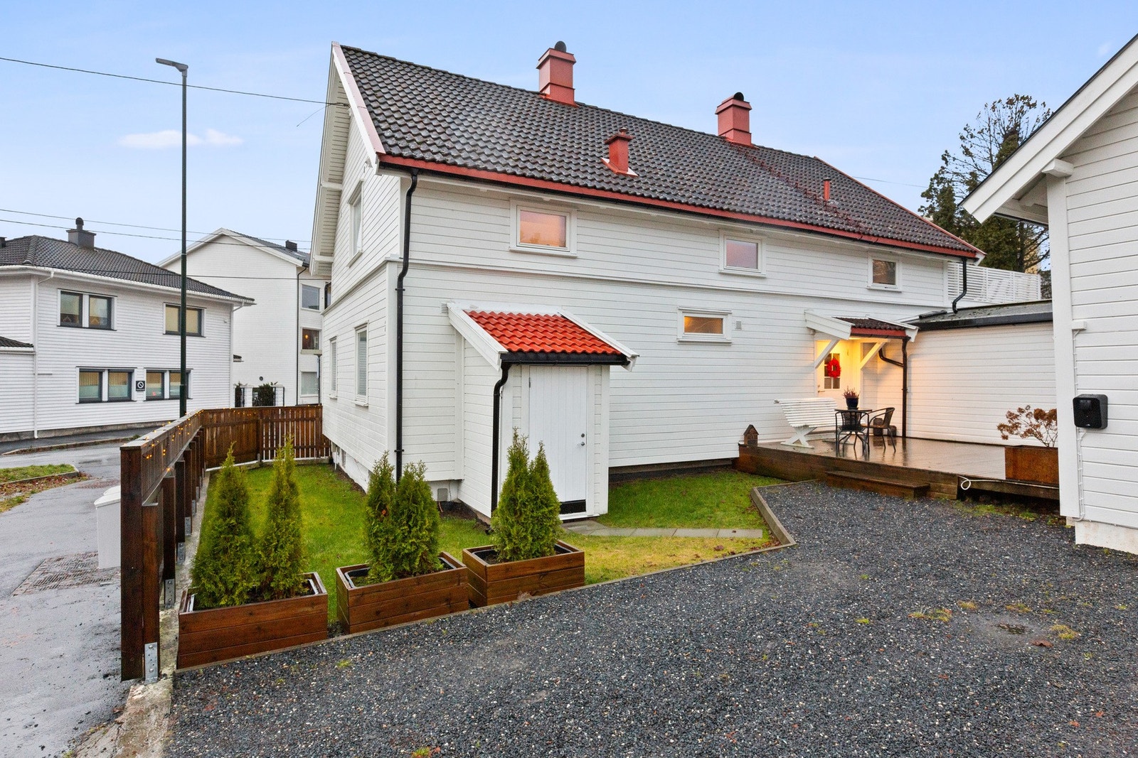 Helhetsinntrykket både inne og ute er ryddig og brukervennlig, samtidig som boligen har et sjarmerende, tradisjonelt preg. Galleribilde