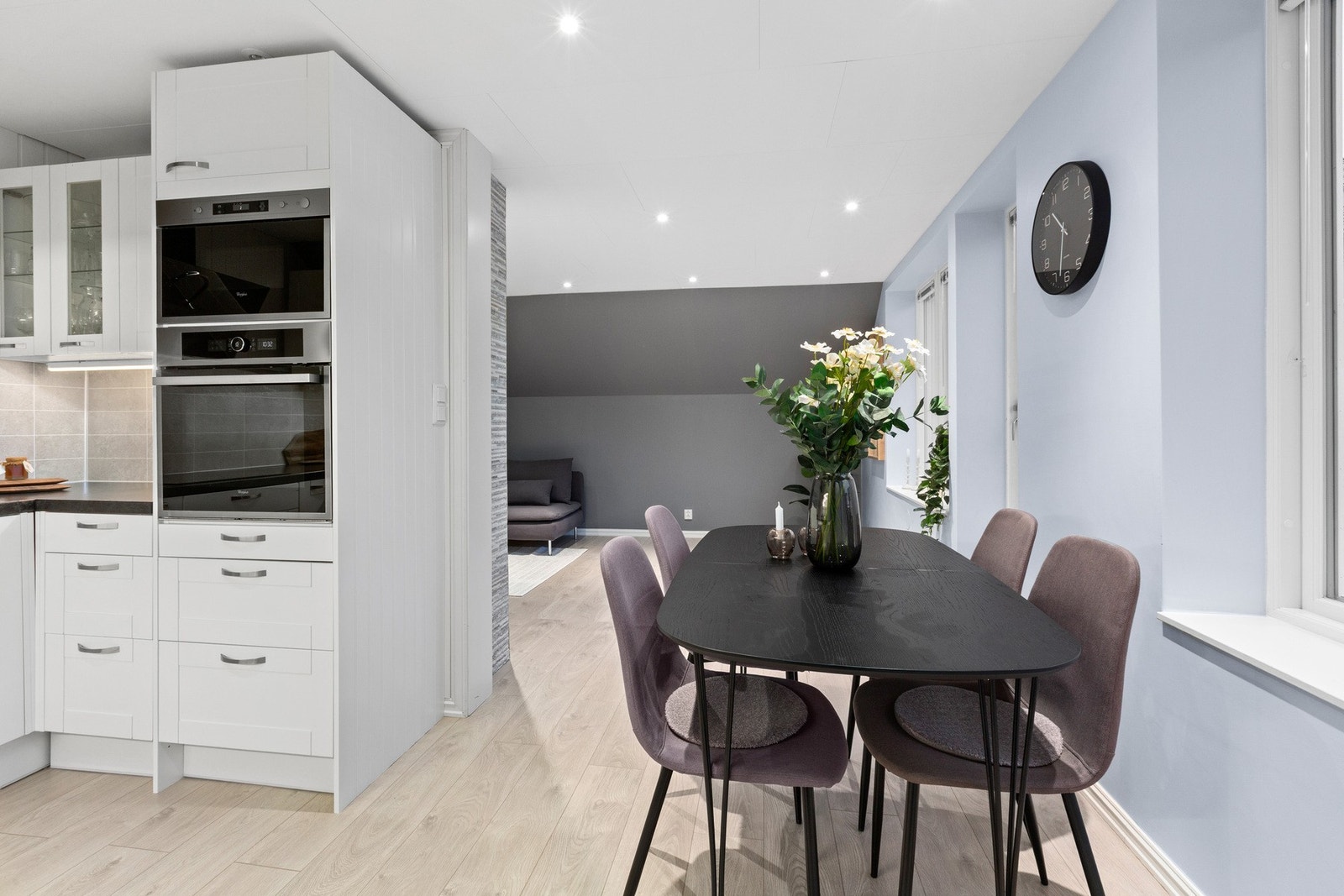 Kjøkkenet er moderne og praktisk utformet i en U-løsning som gir gode arbeidsflater og god oppbevaringsplass. Galleribilde