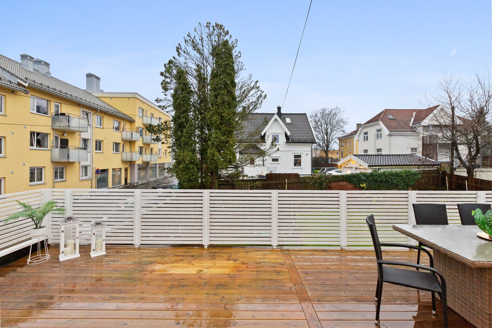 Terrassen gir et rent og moderne uttrykk, og det lyse rekkverket skjermer uten å stjele utsikten mot nabolaget. Galleribilde