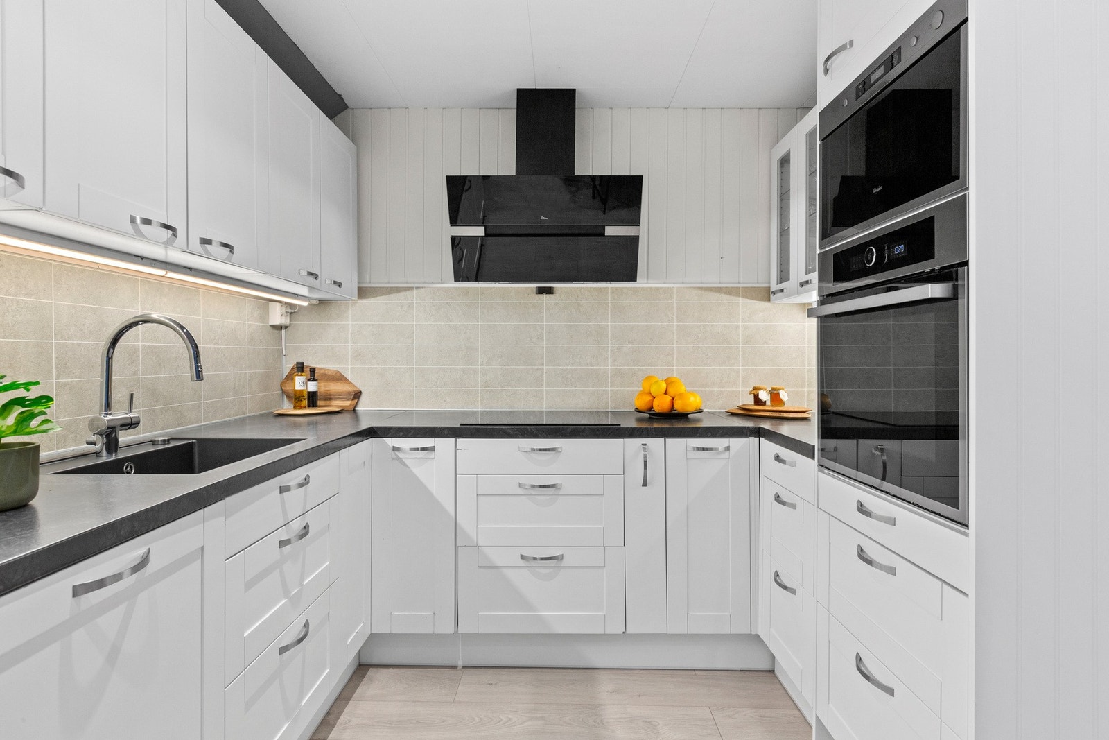 Standarden er normalt god med pene overflater, bad fra 2021 og kjøkken fra 2018. Galleribilde