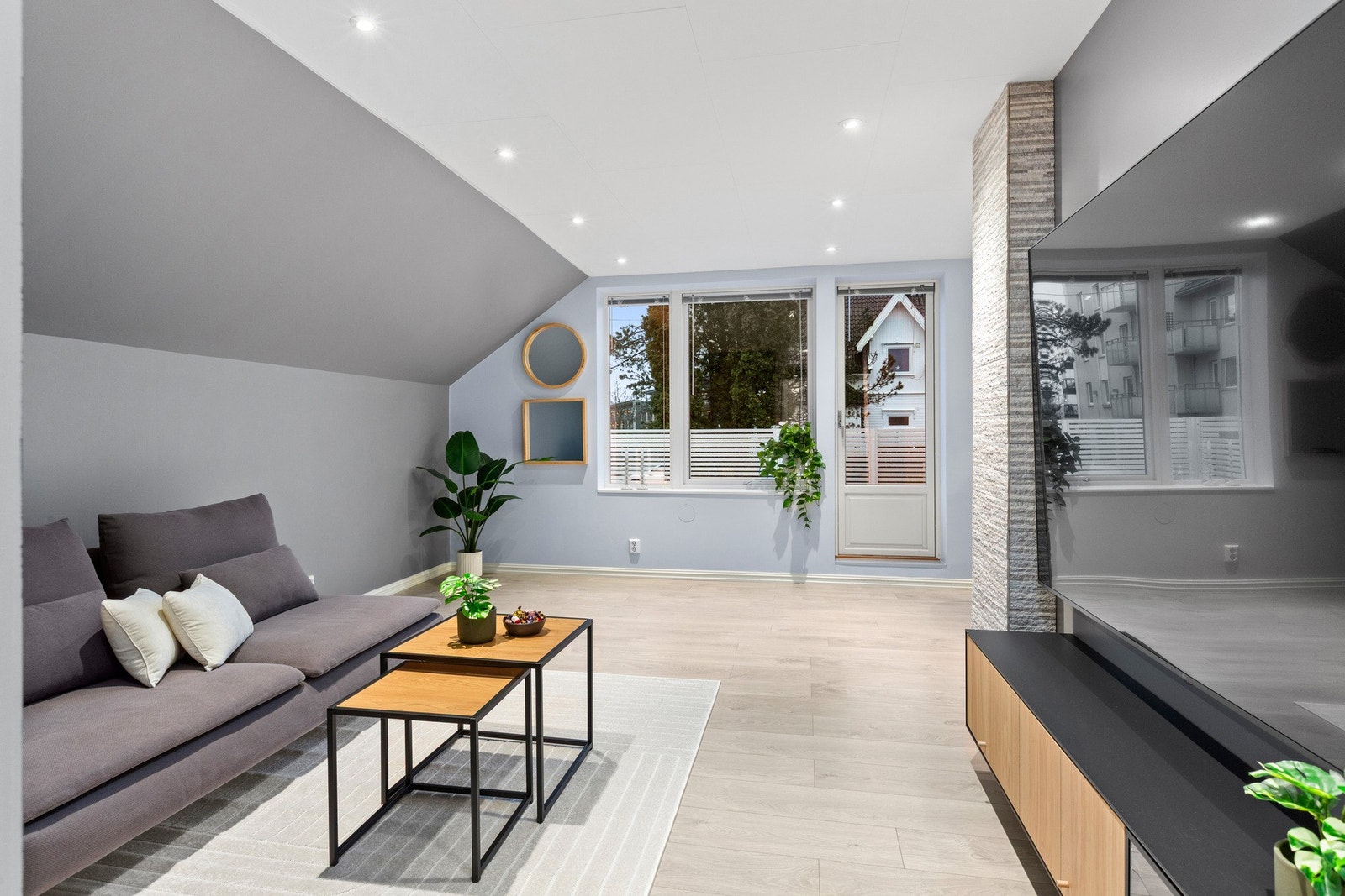 Stuen ligger i åpen løsning mot kjøkkenet og har en god romfølelse med lyse overflater og store flater som er enkle å møblere. Galleribilde