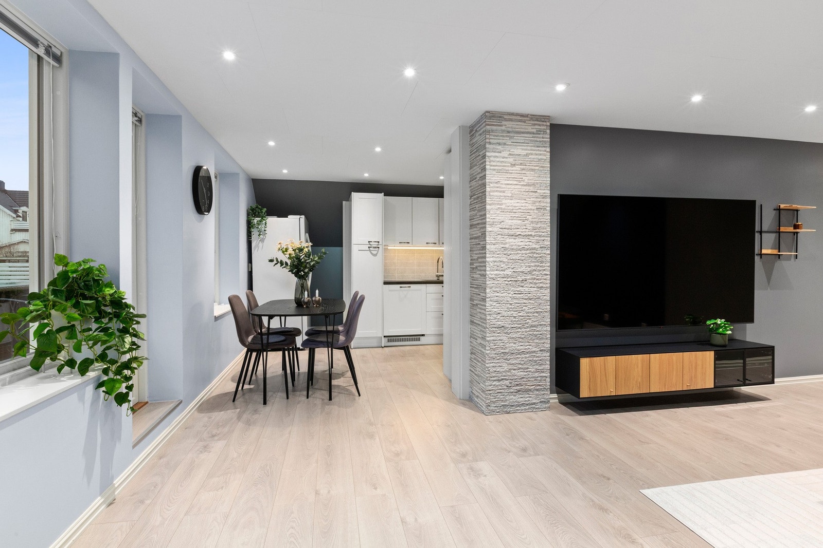 Utenfor kjøkkenet er det praktisk å plassere spisestuen. Galleribilde