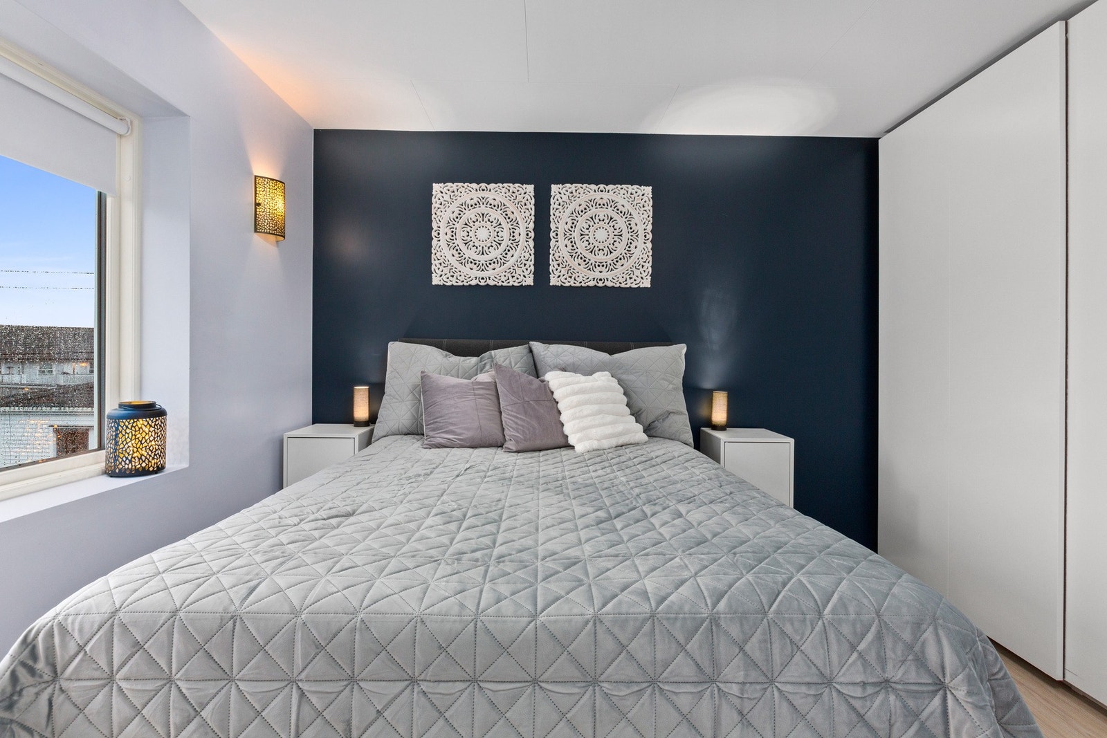 Hovedsoverommet har god plass til dobbeltseng, og rommet er utstyrt med skyvedørsgarderobe. Galleribilde