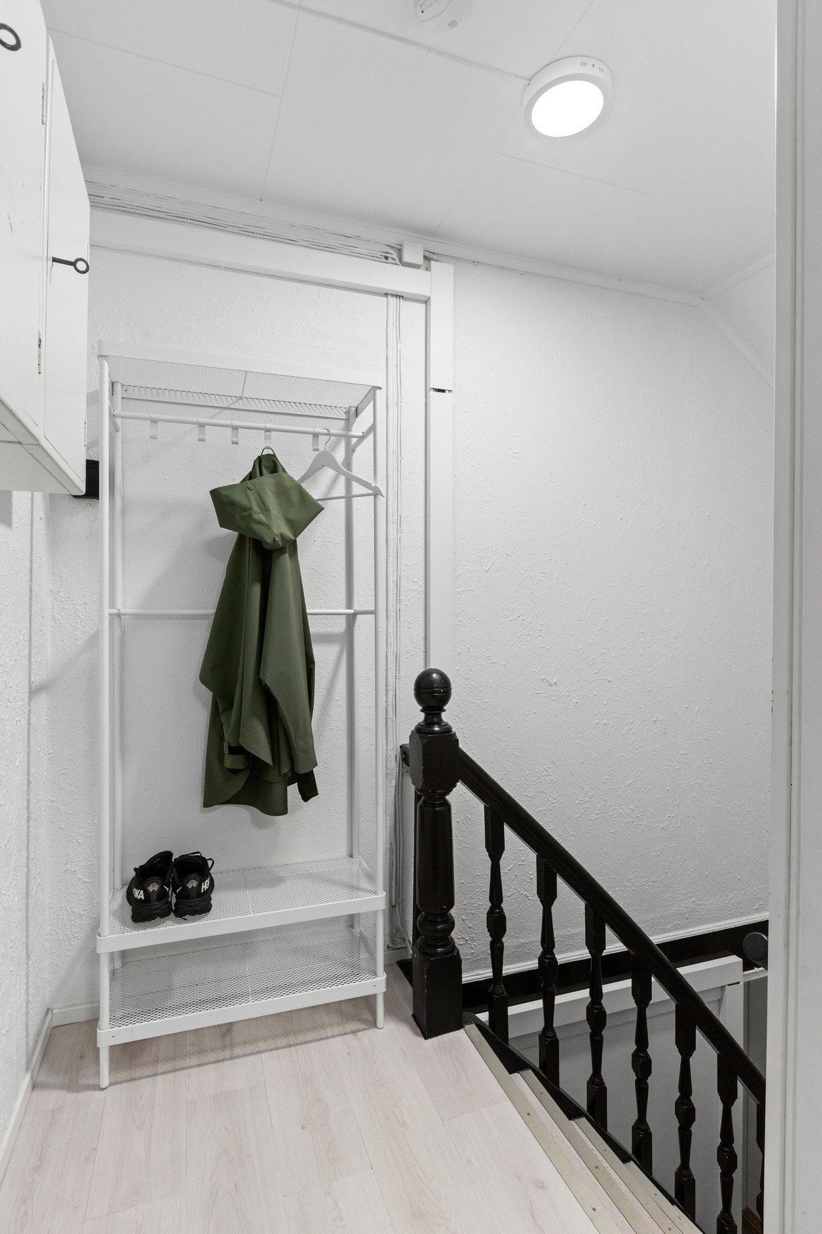 Enhetene har separate innganger, hvor enheten som er til salgs har klassisk svart trapp som leder opp til 2. etg. Galleribilde