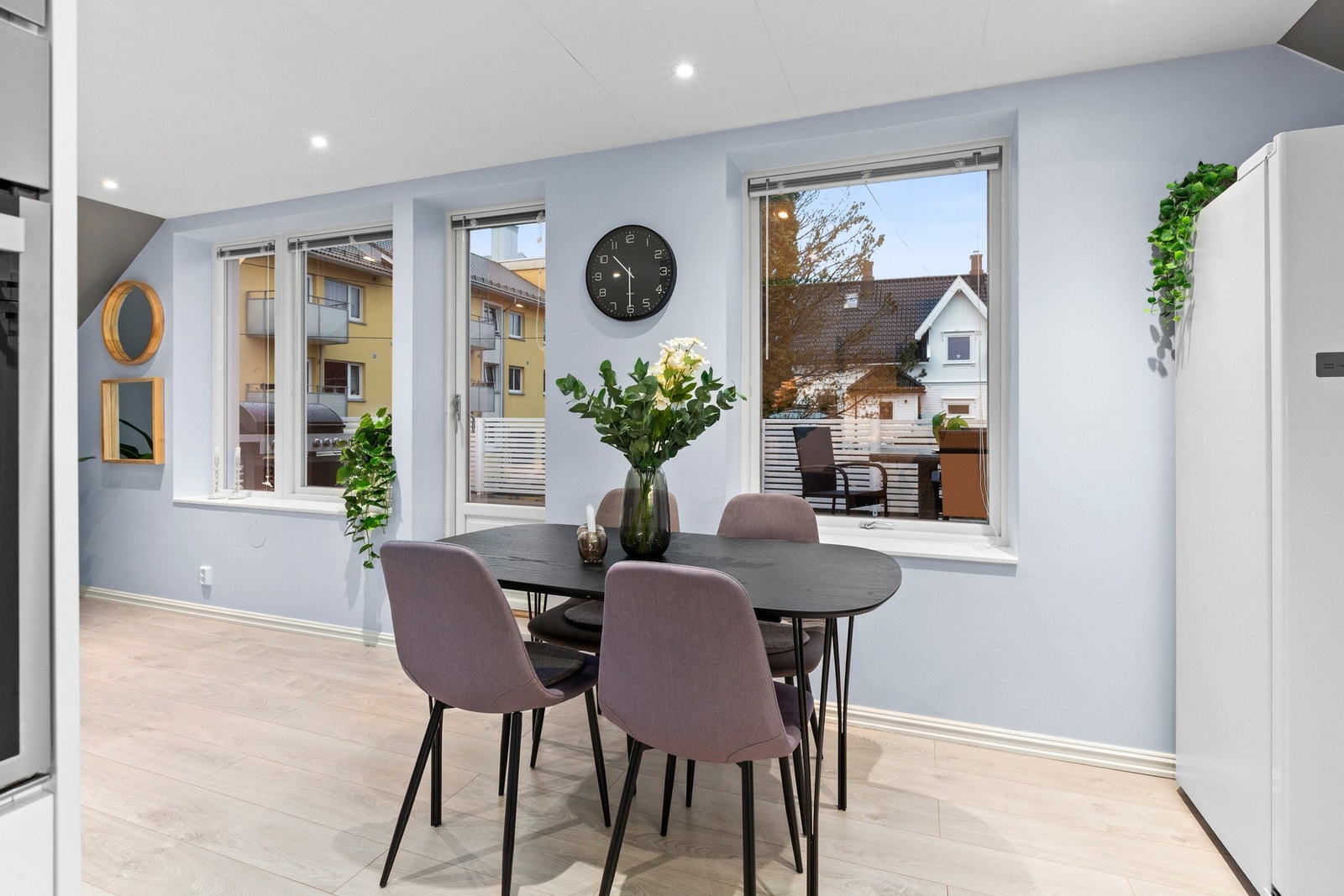 Spotter i himlingen gir jevn belysning gjennom hele oppholdsrommet, og den åpne planløsningen gjør det enkelt å kombinere spiseplass, kjøkken og stue i samme areal. Galleribilde