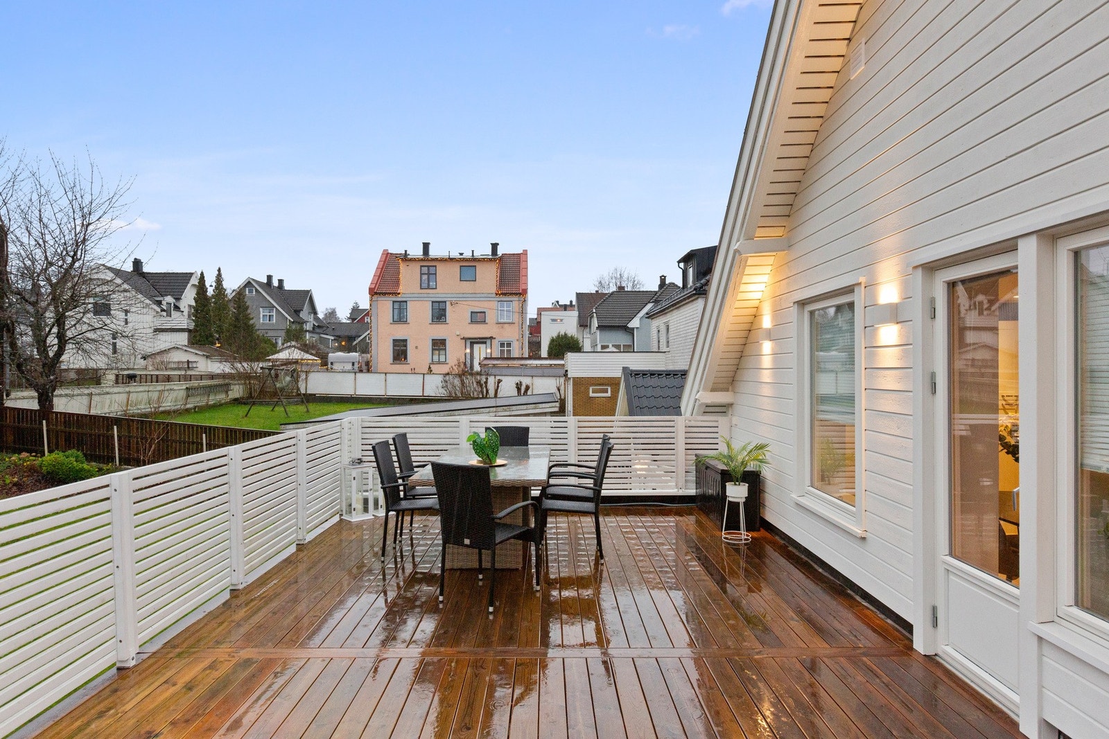 Terrassen ligger lett tilgjengelig fra stuen, noe som gjør den praktisk i bruk gjennom hele sesongen. Galleribilde