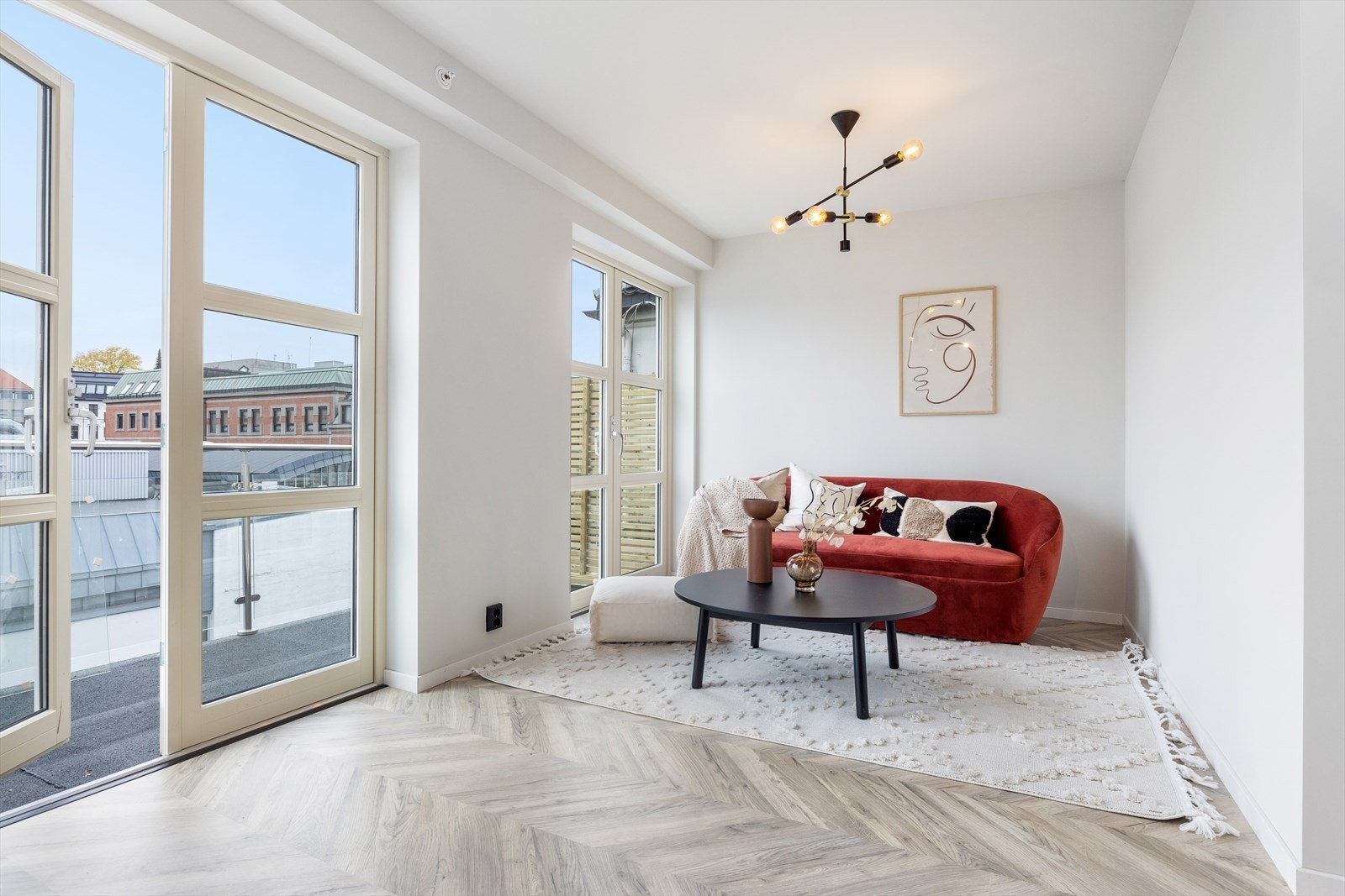 Fra stue og kjøkken er det utgang til romslig balkong Galleribilde