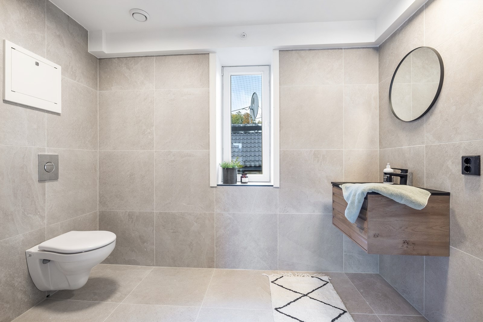 Nytt lekkert og flislagt bad med varmekabler. Galleribilde